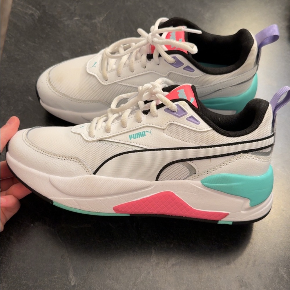 Puma White and Pink Sneakers Modern Athletic Design